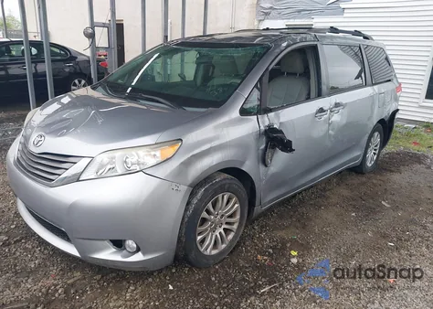 2013 Toyota Sienna Xle V6 8 Passenger z USA, uszkodzony, nr VIN 5TDYK3DC8DS318373